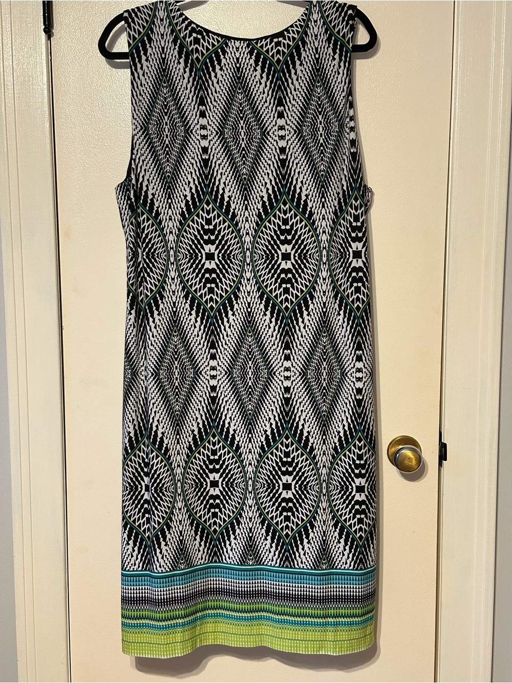 Sleeveless Black & Green Patterned Shift Dress - Picture 2 of 5
